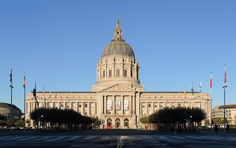 800px-San_Francisco_City_Hall_September_2013_panorama_3